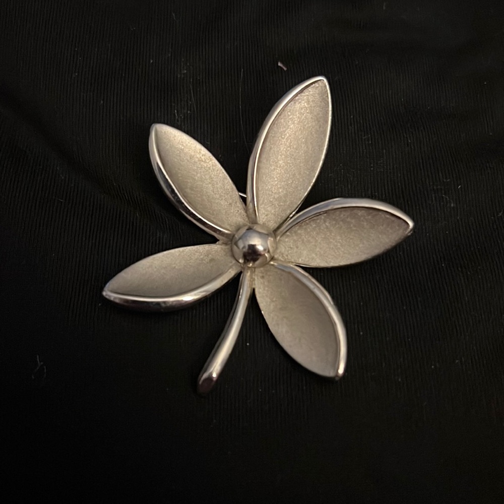 Trifari Brushed Silver Tone Metal Flower Brooch/pin